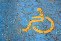 Slika s prikazom oznake za osobu s ivaliditetom na plavoj podlozi